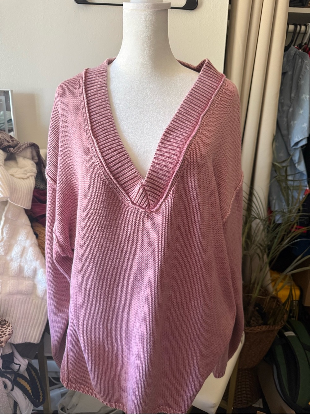 American Eagle Outfitters Women's V-Neck Sweater - Dusty Pink